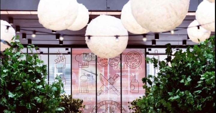 Magiske måner i Folketeaterpassasjen - levert av Plexon