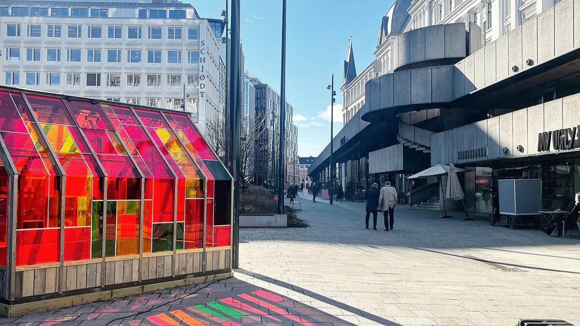 Bildet viser et flerfarget drivhus midt på Vika Terrasse
